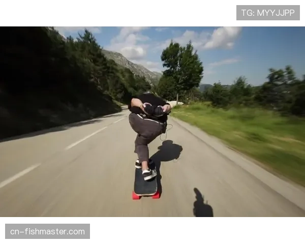 法国速降全国锦标赛：阿莫里·皮尔森在家乡赛道赢得冠军